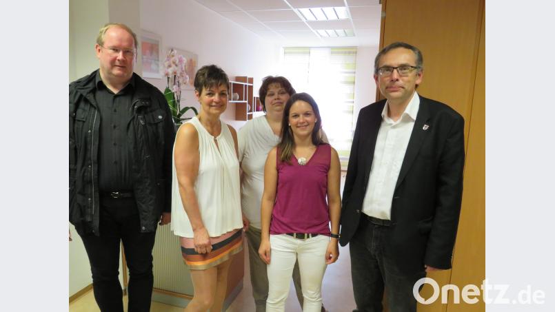 Pfarrer Markus Nees (links) und Bürgermeister Konrad Adam (rechts) freuen sich mit Rosemarie Härtel, Sandra Kerst und Kathrin Dreßler (von links) über das neue Gesundheitsangebot im Sonnenhaus. adj