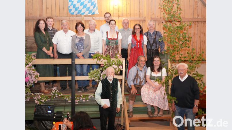 Die Musikanten der Lennesriether Sitzweil mit Moderator Georg Schmidbauer (rechts) fvo