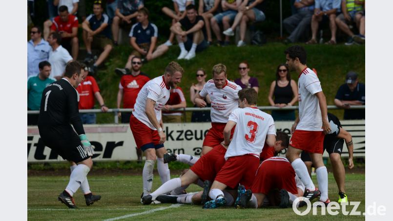 Die Vohenstraußer Spieler begruben Felix Diermeier nach dessen Siegtreffer in der 89. Minute unter einer Jubeltraube. HAM, Autor [HAM] (HANS.MARK1@GMX.DE)