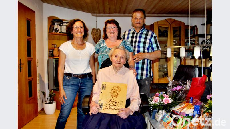 Frieda Schicker an ihrem 90. Geburtstag zusammen mit (von links) 2. Bürgermeisterin Lydia Zahner, ihrem Patenkind Erika Walter und deren Ehemann Werner. ds