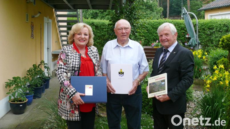 Für die Marktgemeinde Freihung gratulieren Georg Kraus (Mitte) Marktgemeinderätin Irmgard Macke und 3. Bürgermeister Klaus Meißner. ö