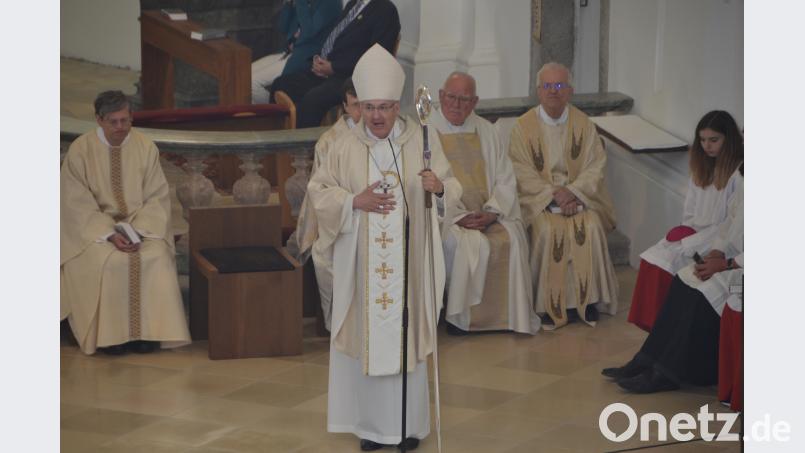 Der Regensburger Diözesanbischof Rudolf Voderholzer gab den Gläubigen Gedanken über die Dreifaltigkeit mit auf dem Weg. dob