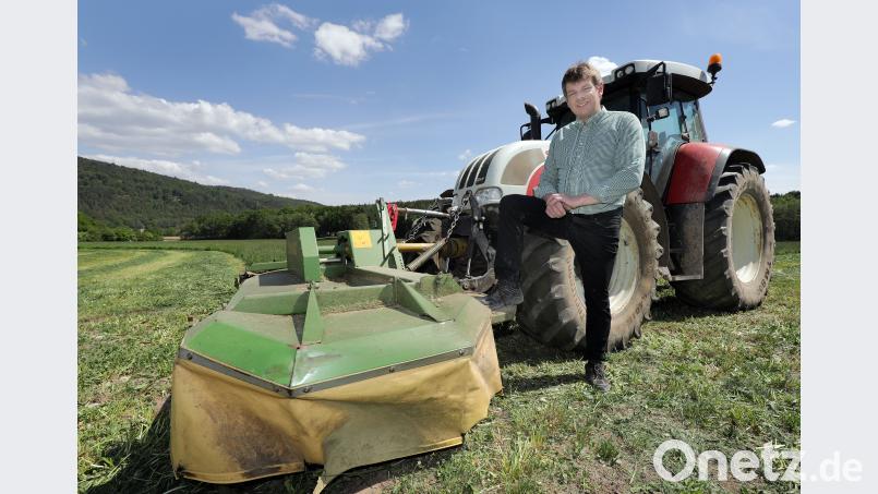 Beim Mähen von Wiesen ist es dem neuen BBV-Kreisobmann Peter Beer derzeit wichtig, dass sein Mähwerk keine Kitze erfasst. Steinbacher, Wolfgang