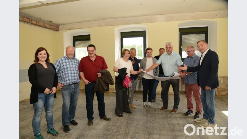 Bürgermeister Rupert Troppmann hat zu einem Baustellenbesuch im Kindergarten St. Michael eingeladen. bey