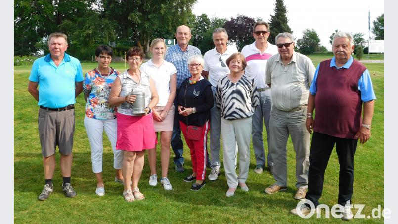 Zum 37. Mal wurde heuer der Willy-Schildt-Gründerpokal beim Golf und Landclub in Schmidmühlen ausgespielt. Gewonnen hat Gerti Schimidt aus Regenstauf (links vorne). Dazu gratulierten Präsident Harald Thies (links) und Spielführer Reinhold Scharl (rechts). bö