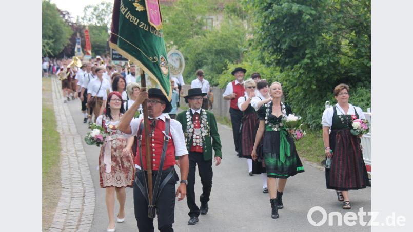 Schützenvereine mit ihren Hoheiten waren bunte Farbtupfer im Festzug. dl