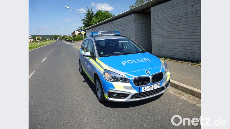 Mehrere Polizeiautos sicherten die Unterkunft in der Weidener Straße in Pressath. exb