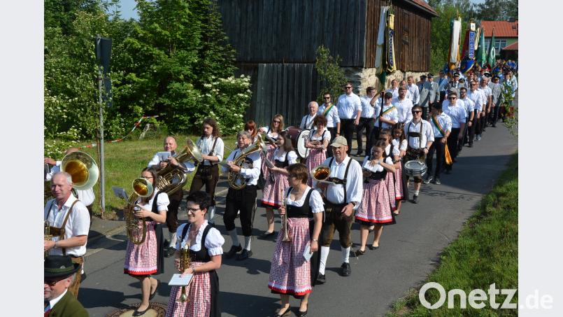 Viele Vereine waren zum Mitfeiern nach Leonberg gekommen. Rosner, Josef [JR] (<a href=