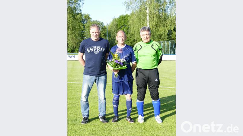 Zur Ehrung gratuliert auch Spielleiter Rainer Niewerth (links). bk
