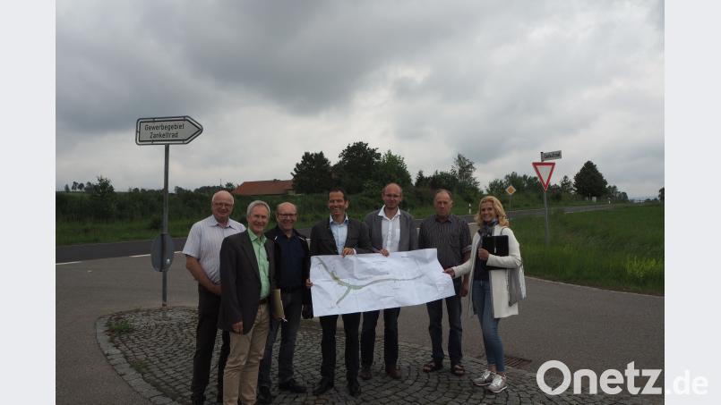 Leitender Baudirektor Henner Wasmuth und Baudirektor Gerhard Kederer erläutern Robert Brenner, Bundestagsabgeordnetem Albert Rupprecht, Wolfgang Voit, Karl Grießl von der Eslarner CSU und Kreisrätin Andrea Lang aus Pleystein (von links) den Straßenausbau. gz