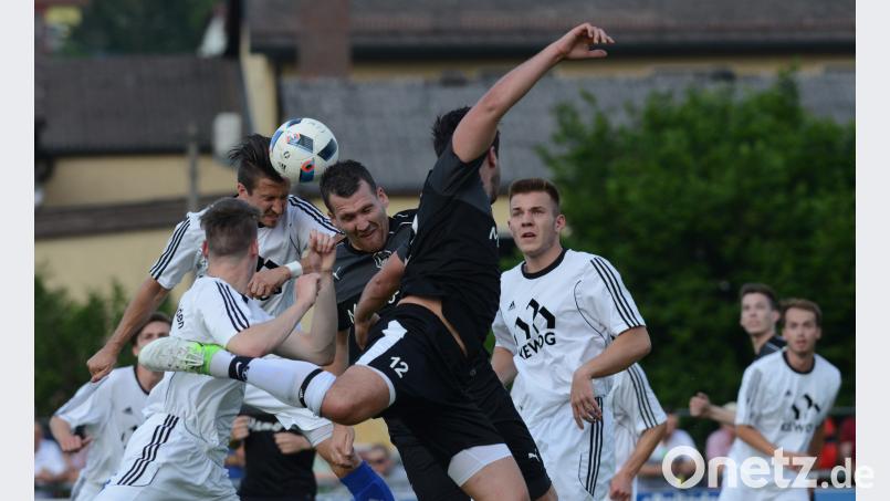 Nicht nur Herr der Lüfte, sondern Herr über die gesamte Partie waren die Spieler der SpVgg SV Weiden II gegen den TSV Stulln (im Bild klärt Michael Riester per Kopf). Nun wird&#039;s gegen die SpVgg Vohenstrauß ungleich schwieriger. HAM, Autor [HAM] (HANS.MARK1@GMX.DE)