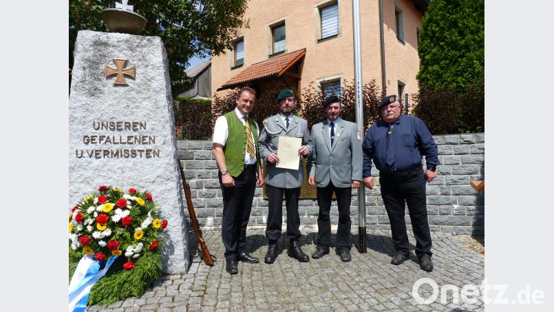 Bürgermeister Anton Kappl (links)  und (von rechts) Kreisvorsitzender Richard Berger sowie SRK-Vorsitzender Bernhard Kammerer ehren Christian Lindner. sl