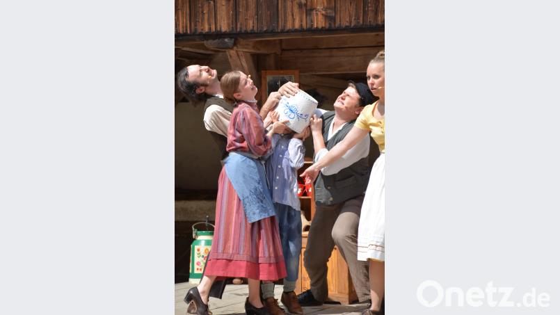 Alles wird unternommen, um die Schüssel vom Kopf zu bekommen. eya