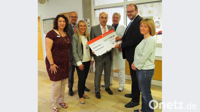 Landrat Andreas Meier (Sechster von links) setzt seine Unterschrift unter den Scheck – neben die von Sparkassen-Vorstand Josef Pflaum (Vierter von links). Mit dabei (von links): Leiterin Marina Frister, Klinik-Vorstand Josef Götz, stellvertretende Pflegedirektorin Michaela Hutzler, Chefarzt Dr. Fritz Schneble sowie Susanne Wagner von der Pflegeleitung.	Bild: Bühner Bühner, Siegfried [SBÜ] (SIEGBUEH@T-ONLINE.DE)