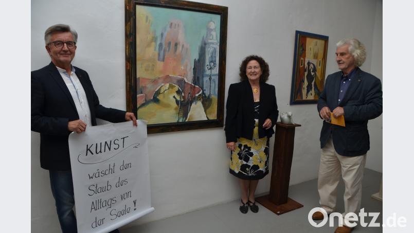 Laudator Reinhard Hartwig (links) wählte für die Vernissage ein Zitat Pablo Picassos aus. Werner Winkler und Ursula Besendörfer (von rechts nach links) präsentieren ihre Werke beim Kunstsommer 2018 im Schloss Friedrichsburg. dob
