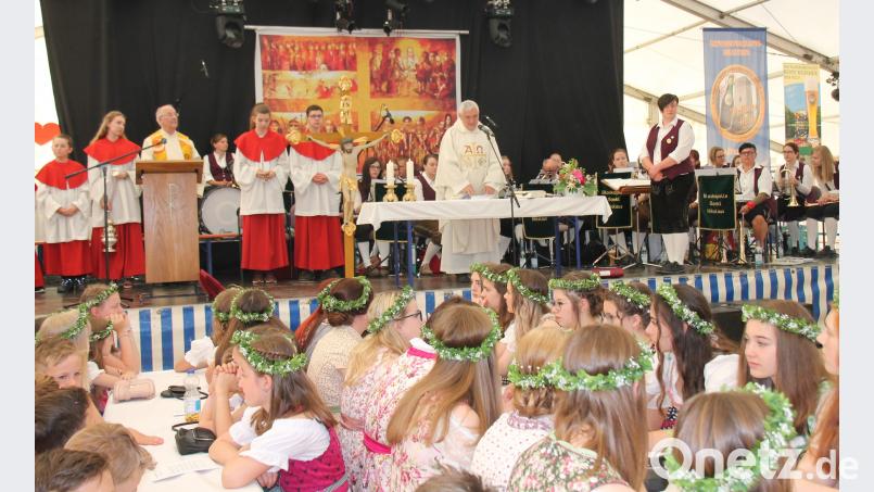 Den Festgottesdienst zelebrierten Pfarrer Franz Winklmann und Ortspfarrer Eugen Wismeth im Festzelt. dl