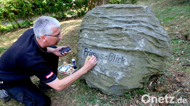Vorsitzender Karl Kraus legt Hand an bei der Erneuerung der Inschrift am Gedenkstein von Primus Schellein. le