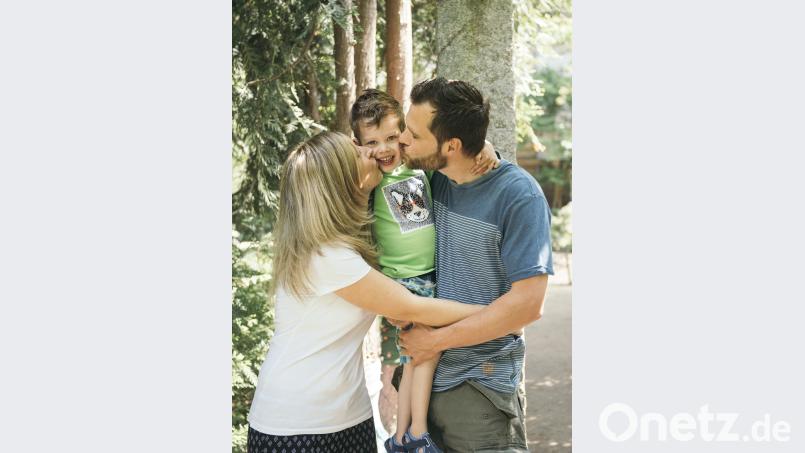 Zwei Bussis für Basti: Die Ronald-McDonald-Stiftung spendierte dem herzkranken Vierjährigen und seinen Eltern Stefanie Leypold und Peter Andörfer ein Fotoshooting fürs Familienalbum. Diese zauberhafte Aufnahme entstand im Schlossgarten in Erlangen. exb