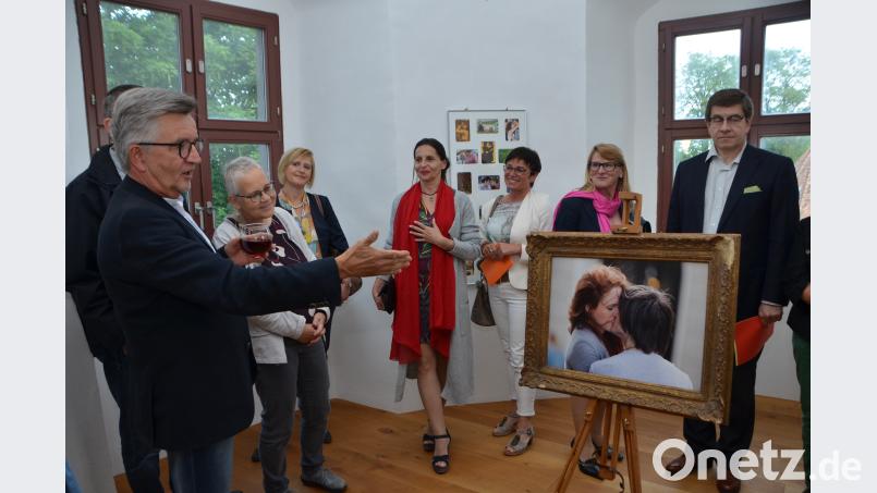 "Der Rahmen ist ramponiert, aber die Liebe bleibt", ist sich Laudator Reinhard Hartwig bei der Präsentation der Fotografien von Tatjana Sirovina (Mitte) sicher. dob