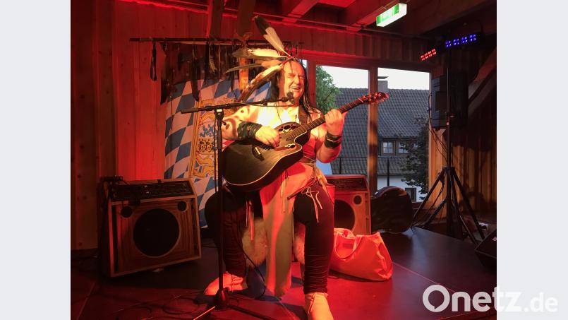 Ein Mann und seine Gitarre: Säße im Publikum nicht seine Frau und Muse Cora, der er immer wieder seine Liebe bekundet, man wäre sicher, Willy Michl sei mit dem Instrument verheiratet. Glücklich verheiratet! eig