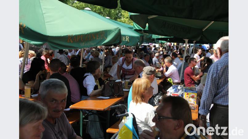 Alle Hände voll zu tun hatten die Bedienungen bei der diesjährigen Miesbergkirwa, weil die sommerlichen Temperaturen die Besucher durstig machten. ral