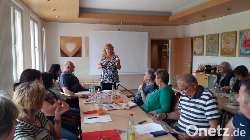 Tagung der Nachbarschaftshelfer: In Ammerthal, so Seniorenbeauftragte Monika Fruth, werden die Notfalldosen kostenlos verteilt. Aove