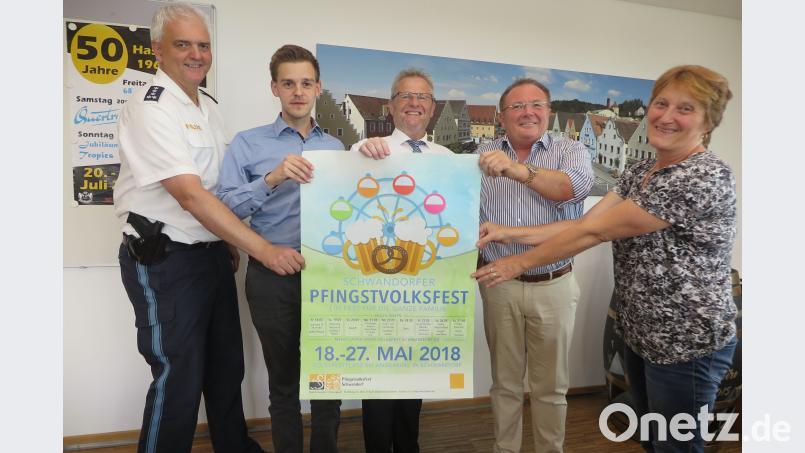 Inspektionsleiter Armin Kott, Ordnungsamtsleiter Stefan Schamberger, OB Andreas Feller, Festwirt Gerhard Böckl und Festleiterin Ulrike Sachs (von links) zogen für das Schwandorfer Pfingstvolksfest eine positive Bilanz. Bild: Hirsch