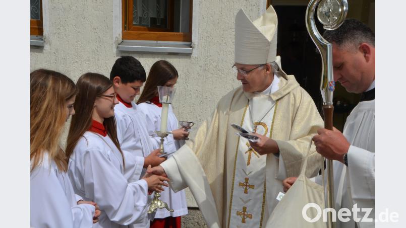 Die Ministranten erhielten ein Geschenkandenken vom Bischof. dob