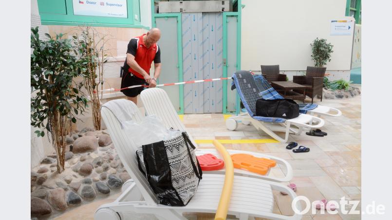 Der Behindertenaufzug fällt immer wieder aus. Gerhard Kreutzer, stellvertretender Leiter der Thermenwelt Weiden, sperrt den Bereich ab. Gabi Schönberger