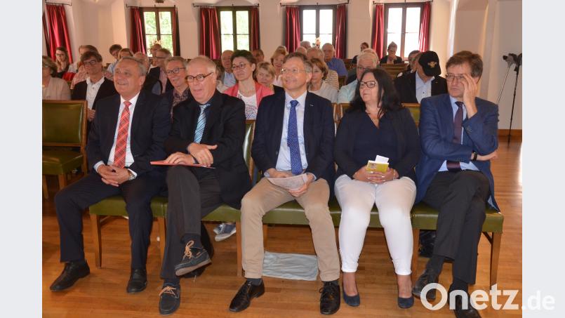 Buchautor Michael Schwalb (vorne, Zweiter von links) beleuchtet Max Reger aus teils neuen Blickwinkeln. Die Präsentation der Biographie verfolgen  (von links) OB Kurt Seggewiß, Dormorganist Franz Josef Stoiber, Alexandra Stangl und Verleger Fritz Pustet.  	Bild: Kunz Kunz, Helmut [uz] (HELMUT.KUNZ-WEIDEN@T-ONLINE.DE)