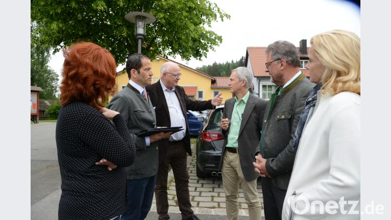 CSU-Ortsvorsitzende Marina Hirnet, MdB Albert Rupprecht, Leitender Baudirektor Henner Wasmuth, Bauoberrat Gerhard Kederer, Bürgermeister Johann Maurer und Andrea Lang, Büro Albert Rupprecht erörtern die Möglichkeiten zum Ausbau der Staatsstraße Georgenberg-Neuenhammer bey