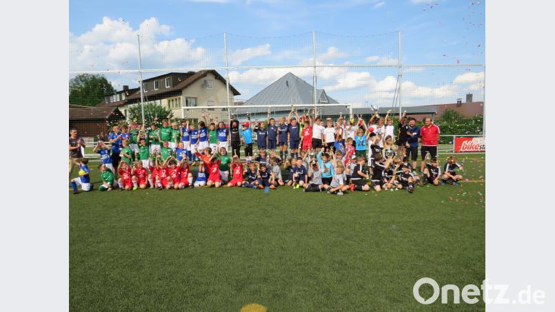 Mit einem Konfettiregen wurden die jungen Kicker bei der Siegerehrung überrascht. adj