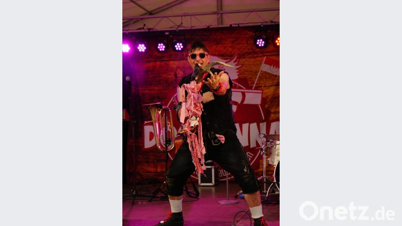 &quot;Dochrinna&quot; heizt den Besuchern im Auenpark ein. ABI, Autor [ABI] (<a href=