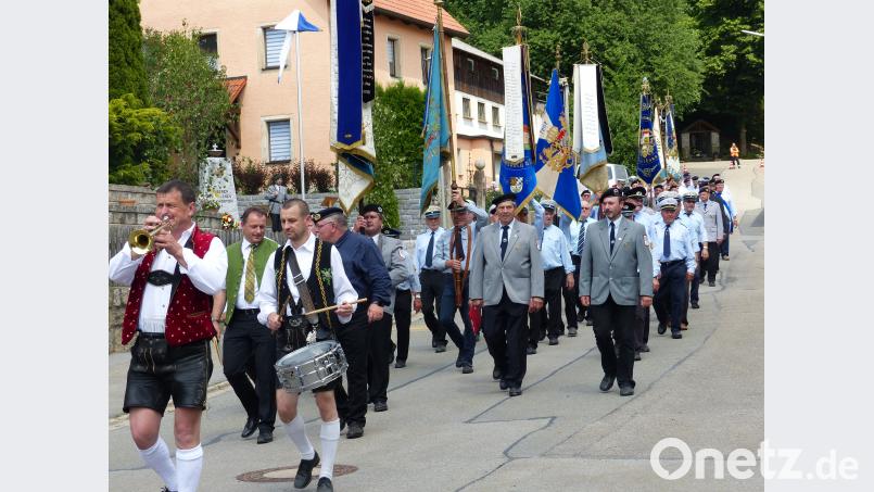Marschmusik begleitet das Kreiskriegertreffen in Döllnitz. sl