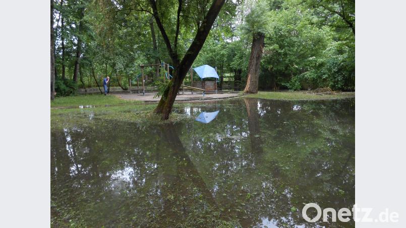 Das schmutzige Wasser überschwemmte auch Teile des Wittgartens und erreichte sogar den Kinderspielplatz. Kunz