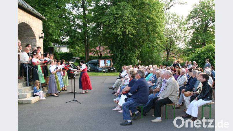 Vor der Kirche Maria Heimsuchung genießen die zahlreichen Besucher die Maiserenade des katholischen Kirchenchors. Zintl, Oswald [FPOZ] (kontakt2@onetz.de)