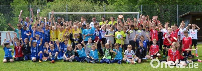 Eine super Stimmung war am vergangenen Pfingstsamstag auf dem Sportgelände des SV Immenreuth an der SOS-Kinderdorfstraße. Über zweihundert Kinder jagten dem runden Leder bei insgesamt drei Blitzturnieren mit viel Freude und Eifer hinterher. Der Dank galt den Organisatoren um Roland Schöler und Stefan König, die zusammen mit ihrem Team für einen reibungslosen Ablauf sorgten. mez