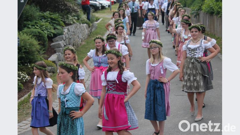 Die Festdamen und -mädchen des Heimatvereins waren eine Augenweide dl