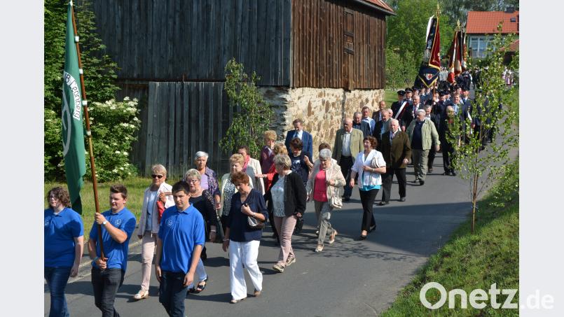 Die Fahnenabordnung der Katholischen Landjugend Leonberg führt den Kirchenzug an. Rosner, Josef [JR] (ROSNER.JOSEF@T-ONLINE.DE)