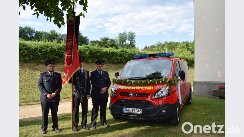 Die restaurierte Fahne der Feuerwehr Trausnitz und der neue Mannschaftswagen erhielten den kirchlichen Segen. bnr