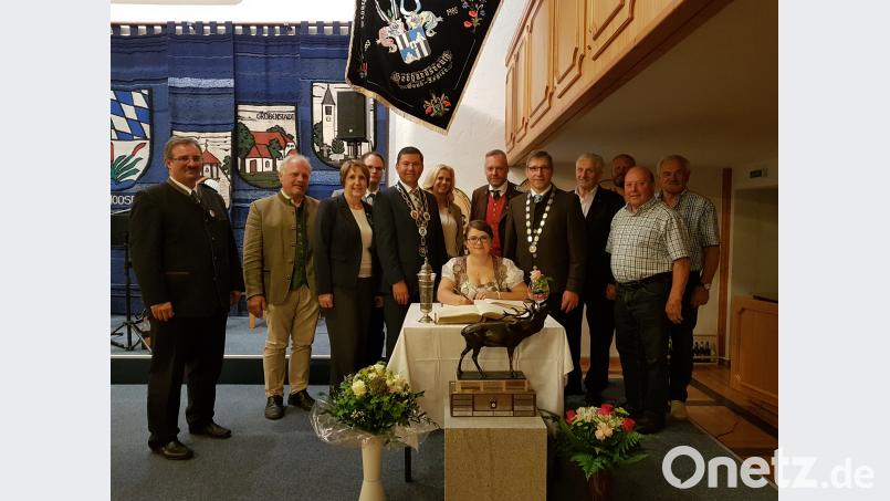 Mit dem Eintrag in die Goldenen Bücher des Marktes Moosbach und der Stadt Pleystein wurde das sportliche Großereignis für immer dokumentiert. (gi)