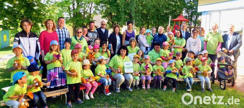 Kleine Bären als Geschenk für ihr tolles Mitmachen über ein Jahr auf dem Weg zum &quot;Haus der kleinen Forscher&quot; gab es für die Kinder der Kindertagesstätte Krabbelkiste aus den Händen der Bayreuther IHK-Vertreter Andrea Wild (stehend dritte von rechts) und Torsten Schmidt (stehend fünfter von rechts). Zur erfolgreichen Zertifizierung gratulierte Bürgermeister Porsch (stehend von rechts) dem Kindergartenmitarbeiterinnen Sabine Bock (zweite von rechts), Diana Prechtl (vierte von rechts), Jasmin Fürst, Danja Klein, Kerstin Ruckdeschel und Nadine Löbl (vordere Reihe sitzend von rechts ). hai