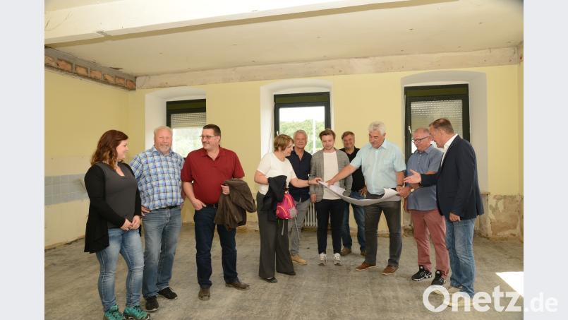 Bürgermeister Rupert Troppmann hat zu einem Baustellenbesuch im Kindergarten St. Michael eingeladen. bey