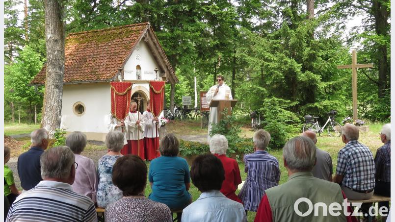 Dekan Walter Hellauer zelebrierte die  Andacht an der Wolfschützenkapelle im Revier Tanzfleck des Truppenübungsplatzes Grafenwöhr. rha