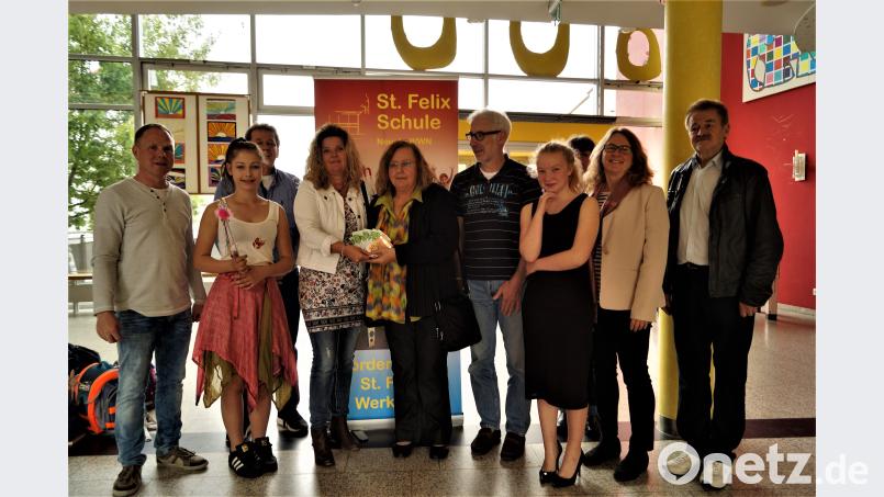 Über die Spende von 600 Euro freuten sich Schulleiter Rainer Hetz, Marbella Gebert, Andreas Schmid, Beate Merkel, Maria Schupfer, Jürgen Lambert, Anna-Lena Schricker, Hannelore Haberzett und Gerhard Köppl (von links) sowie Karin Kick. arw