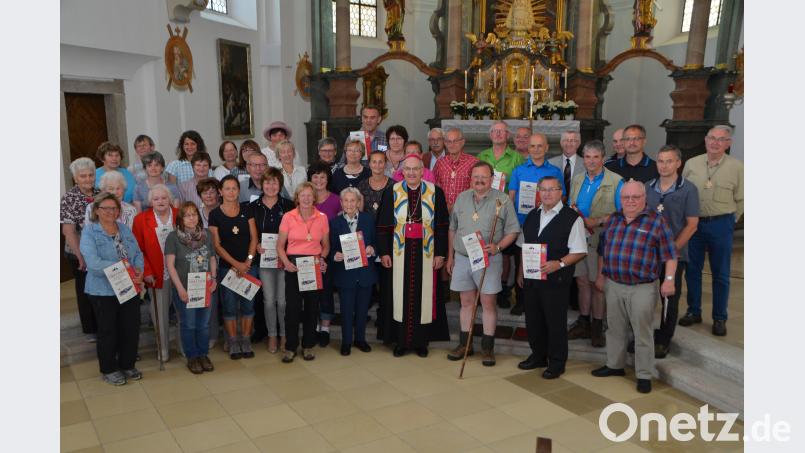 Diözesanbischof Rudolf Voderholzer würdigt die treuen Pilger aus Bärnau für ihr Durchhaltevermögen und ihr Glaubenszeugnis, das sie alljährlich öffentlich bei der Wallfahrt bekunden. dob