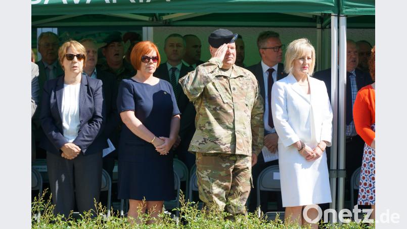 Zahlreiche Gäste aus Militär, Politik, Polizei, Forstbehörden und
öffentlichen Ämtern waren anwesend. exb