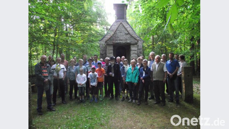 Seit 25 Jahren geht es von der Heiligen Staude hinauf nach Muglhof: Die Stadtwallfahrer zusammen mit Kreuzträger Wolfgang Leo Bäumler und Stadtheimatpfleger Günter Alois Stadler (Mitte, mit Hut).	Bild: ror ror