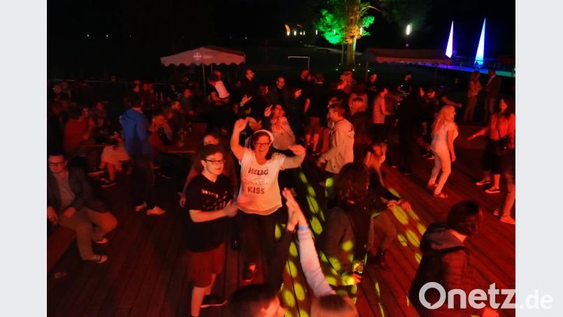 Auf der Auenpark-Terrasse ist den ganzen Abend über mächtig was los. ABI, Autor [ABI] (<a href=