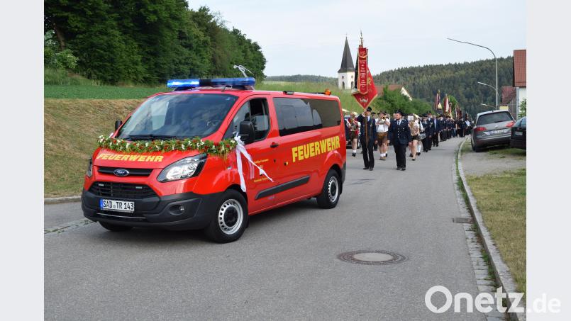 Angeführt vom neuen Fahrzeug bewegt sich ein stattlicher Zug zur Festhalle. bnr